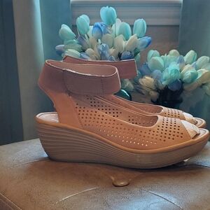 EUC Clarks Reedly Jump Womens Nubuck Ankle Strap Wedge Sandals